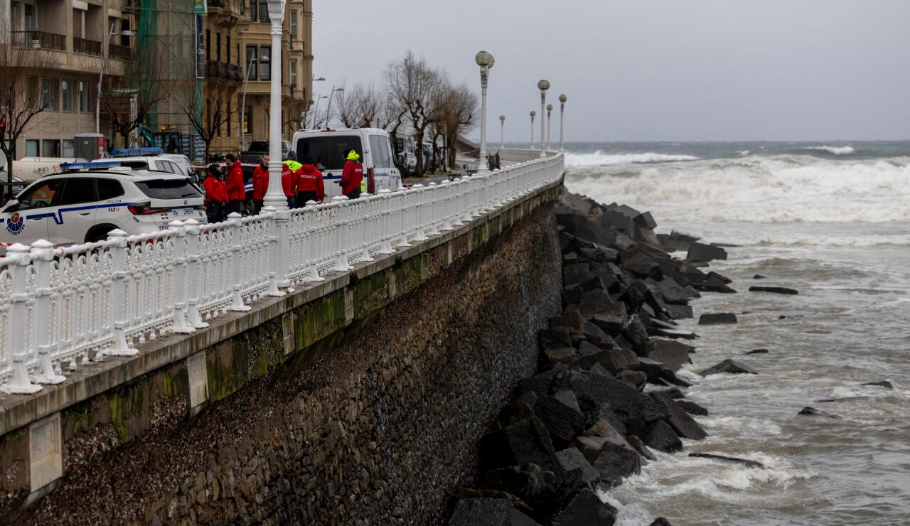 Localizan el cuerpo sin vida de un hombre tras caer al mar por el temporal en Donostia