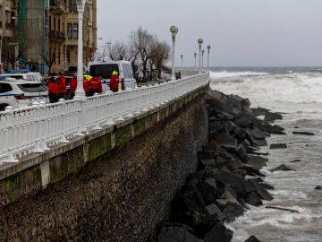 Localizan el cuerpo sin vida de un hombre tras caer al mar por el temporal en Donostia