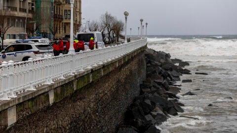 Localizan el cuerpo sin vida de un hombre tras caer al mar por el temporal en Donostia