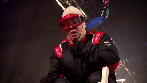 La rabia de María José Campanario al caer de la torre de sillas con fuego La rabia de María José Campanario al caer de la torre de sillas con fuego