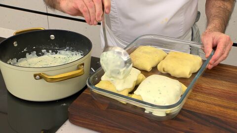 Coloca los crepes en un recipiente apto para el horno