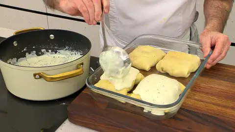 Coloca los crepes en un recipiente apto para el horno Coloca los crepes en un recipiente apto para el horno