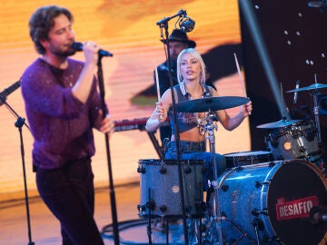  Manuel Carrasco interpreta &lsquo;Pueblo Salvaje&rsquo; al son de las baquetas de Jessica Goicoechea 