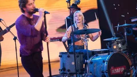 Manuel Carrasco interpreta ‘Pueblo Salvaje’ al son de las baquetas de Jessica Goicoechea Manuel Carrasco interpreta ‘Pueblo Salvaje’ al son de las baquetas de Jessica Goicoechea