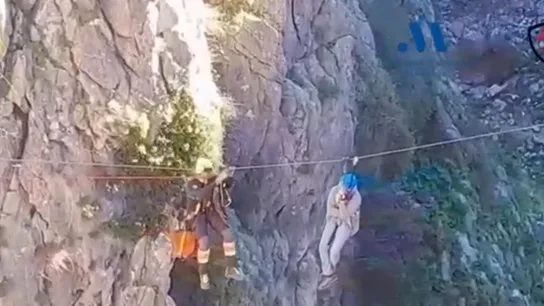 Imágenes del rescate de un joven en una tirolina Imágenes del rescate de un joven en una tirolina