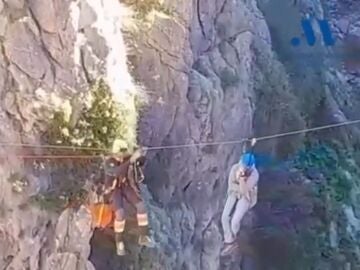 Im&aacute;genes del rescate de un joven en una tirolina