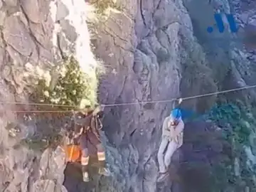 Imágenes del rescate de un joven en una tirolina Imágenes del rescate de un joven en una tirolina