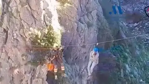 Imágenes del rescate de un joven en una tirolina Imágenes del rescate de un joven en una tirolina