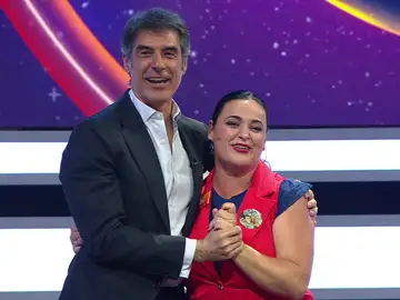 Jorge Fernández y Alicia, concursante de La ruleta de la suerte noche Jorge Fernández y Alicia, concursante de La ruleta de la suerte noche