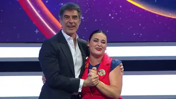 Jorge Fernández y Alicia, concursante de La ruleta de la suerte noche Jorge Fernández y Alicia, concursante de La ruleta de la suerte noche