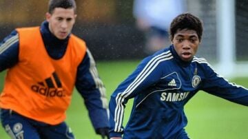 Lamisha Musonda entrenando junto a Hazard en el Chelsea