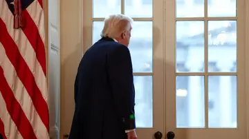Trump mirando las obras de su nuevo salón de baile en la Casa Blanca Trump mirando las obras de su nuevo salón de baile en la Casa Blanca
