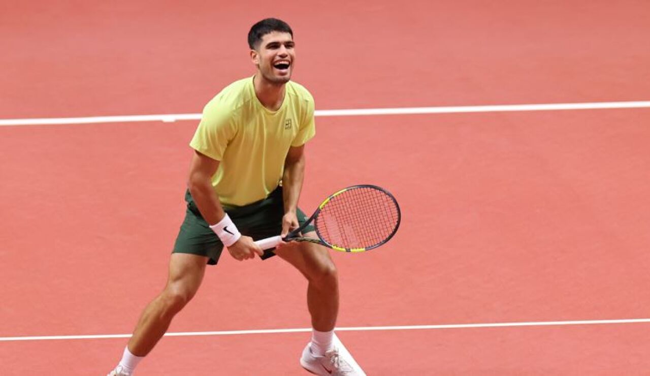 Carlos Alcaraz durante la exhibici&oacute;n ante Sinner en Corea del Sur
