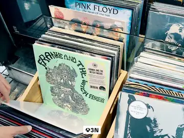 Venta de vinilos o firmas de libros: los kioscos de prensa se reinventan Venta de vinilos o firmas de libros: los kioscos de prensa se reinventan
