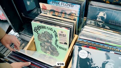 Venta de vinilos o firmas de libros: los kioscos de prensa se reinventan