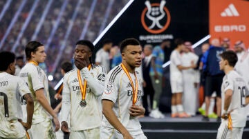 Kylian Mbapp&eacute; tras la entrega de medallas en Yeda