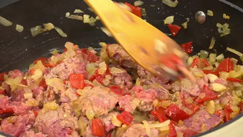 Introduce la carne, sazona y rehoga hasta que la carne se suelte Introduce la carne, sazona y rehoga hasta que la carne se suelte