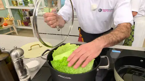 Cuece las hojas de berza en una cazuela con agua hirviendo Cuece las hojas de berza en una cazuela con agua hirviendo