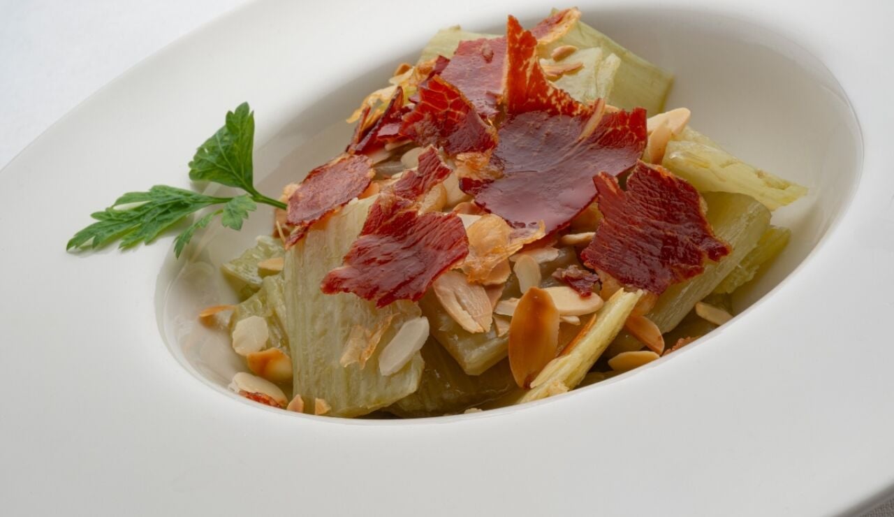Receta de cardo con almendras y jam&oacute;n, de Karlos Argui&ntilde;ano: "Para disfrutar de una verdura de invierno excelente"