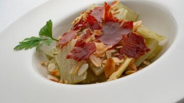 Receta de cardo con almendras y jam&oacute;n, de Karlos Argui&ntilde;ano: "Para disfrutar de una verdura de invierno excelente"