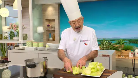 Córtalos en trozos de unos 4-5 centímetros y cuécelos durante 5 minutos Córtalos en trozos de unos 4-5 centímetros y cuécelos durante 5 minutos