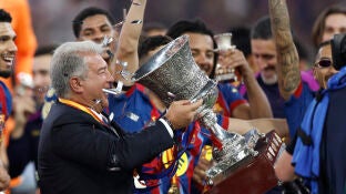 Joan Laporta alzando el trofeo de la Supercopa de Espa&ntilde;a