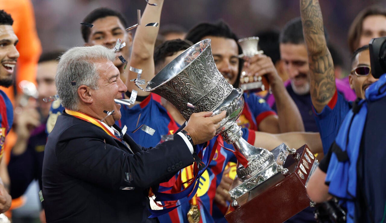 Joan Laporta alzando el trofeo de la Supercopa de Espa&ntilde;a