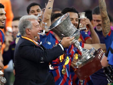 Joan Laporta alzando el trofeo de la Supercopa de Espa&ntilde;a