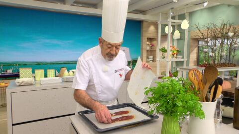 Extiende las lonchas de jamón sobre un trozo de papel de horno