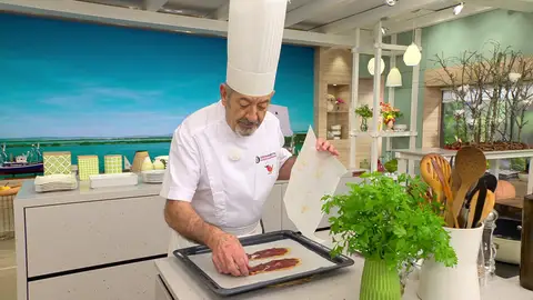 Extiende las lonchas de jamón sobre un trozo de papel de horno Extiende las lonchas de jamón sobre un trozo de papel de horno