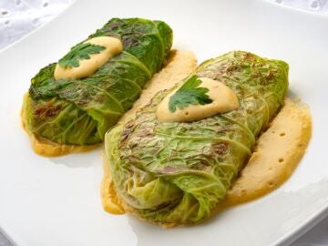 Rollitos de berza rellenos de alubia de Tolosa con carne, de Joseba Argui&ntilde;ano: receta sabrosa, completa y muy nutritiva