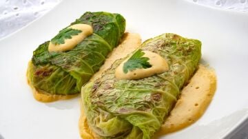 Rollitos de berza rellenos de alubia de Tolosa con carne, de Joseba Argui&ntilde;ano: receta sabrosa, completa y muy nutritiva