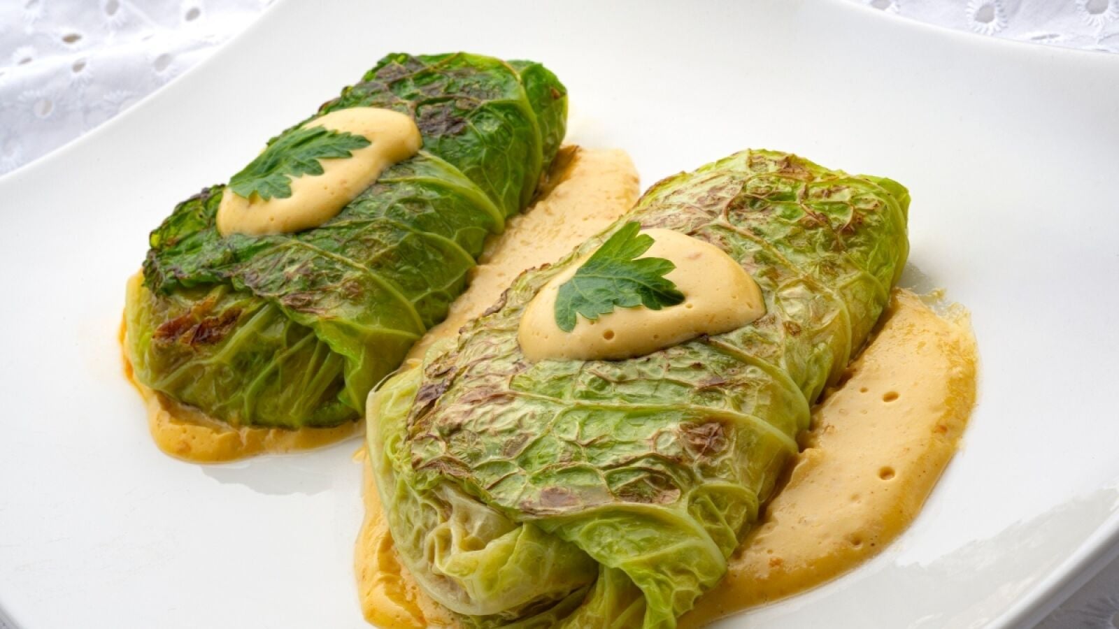 Rollitos de berza rellenos de alubia de Tolosa con carne, de Joseba Arguiñano: receta sabrosa, completa y muy nutritiva