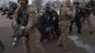 Manifestantes denuncian que los agentes del ICE golpean y detienen a cualquiera, inmigrante o no
