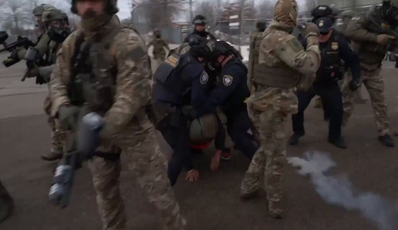 Manifestantes denuncian que los agentes del ICE golpean y detienen a cualquiera, inmigrante o no