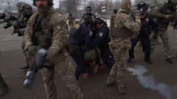 Manifestantes denuncian que los agentes del ICE golpean y detienen a cualquiera, inmigrante o no