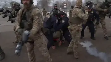 Manifestantes denuncian que los agentes del ICE golpean y detienen a cualquiera, inmigrante o no Manifestantes denuncian que los agentes del ICE golpean y detienen a cualquiera, inmigrante o no