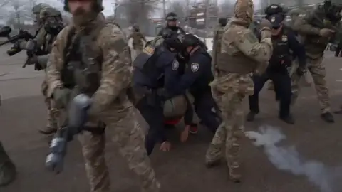 Manifestantes denuncian que los agentes del ICE golpean y detienen a cualquiera, inmigrante o no Antena3 Noticias