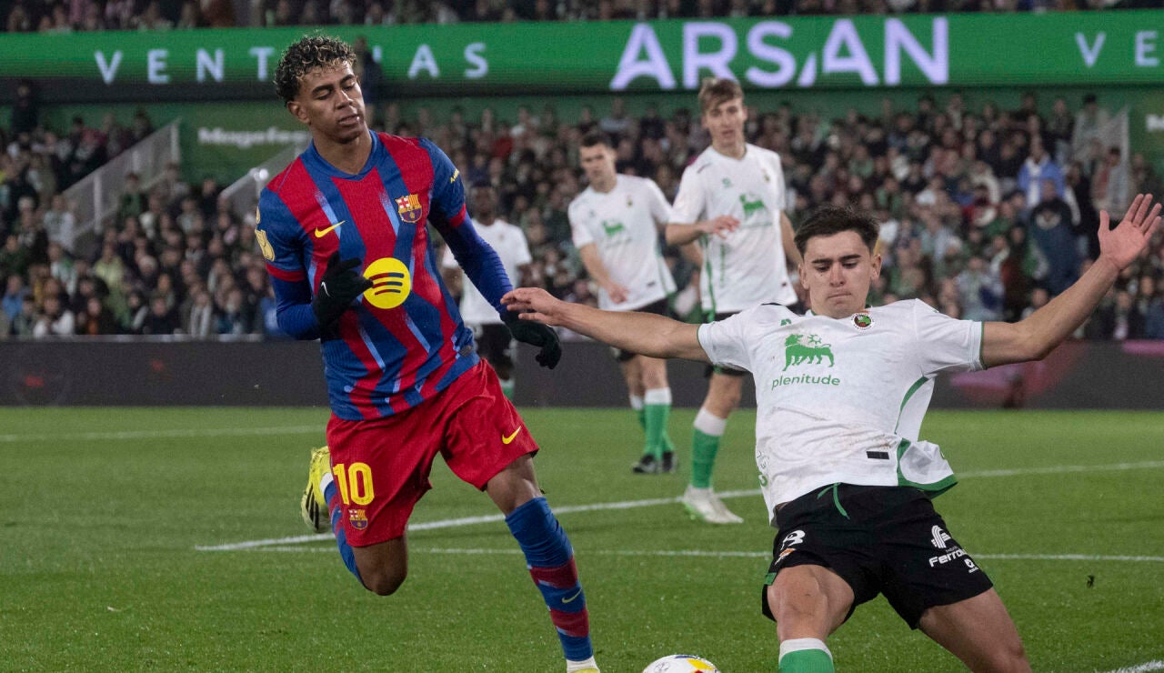 Lamine Yamal en el partido ante el Racing de Santander