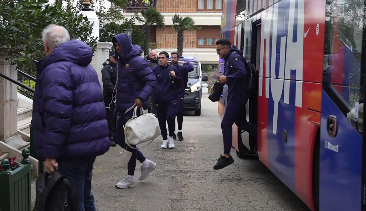 Los jugadores del Barcelona a su llegada al Hotel Real de Santander