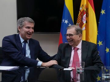 El l&iacute;der del PP, Alberto N&uacute;&ntilde;ez Feij&oacute;o durante la reuni&oacute;n que ha mantenido este jueves con el opositor venezolano Edmundo Gonz&aacute;lez en Madrid