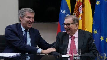 El l&iacute;der del PP, Alberto N&uacute;&ntilde;ez Feij&oacute;o durante la reuni&oacute;n que ha mantenido este jueves con el opositor venezolano Edmundo Gonz&aacute;lez en Madrid