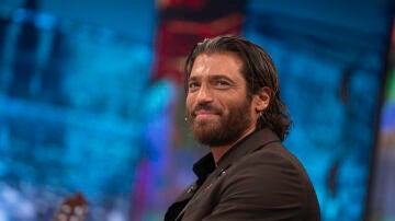 Can Yaman revela si le resultan m&aacute;s dif&iacute;ciles las escenas de acci&oacute;n o de amor: "Tengo mucho entrenamiento"