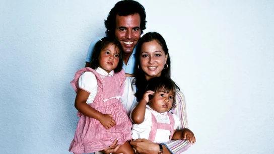 Julio Iglesias con Isabel Preysler, Chábeli y Julio Jr. Julio Iglesias con Isabel Preysler, Chábeli y Julio Jr.