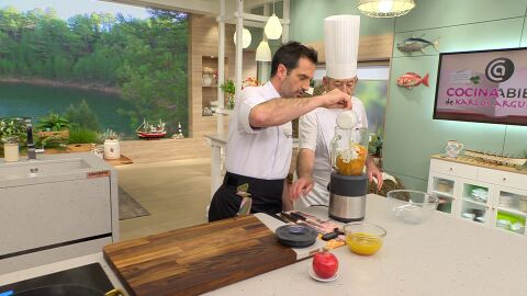 Pasa las verduras escurridas a una jarra batidora, añade la leche de coco y tritura