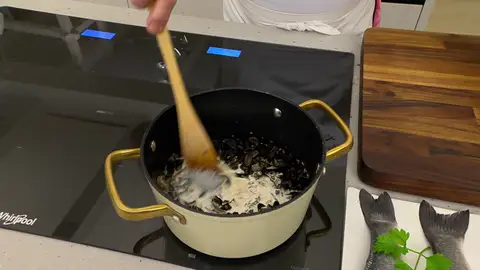 Añade la nata y deja que reduzca Añade la nata y deja que reduzca