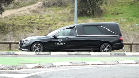 Un coche fúnebre entrando en el Palacio de la Zarzuela Un coche fúnebre entrando en el Palacio de la Zarzuela