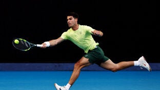 Carlos Alcaraz, en un entrenamiento previo al Open de Australia