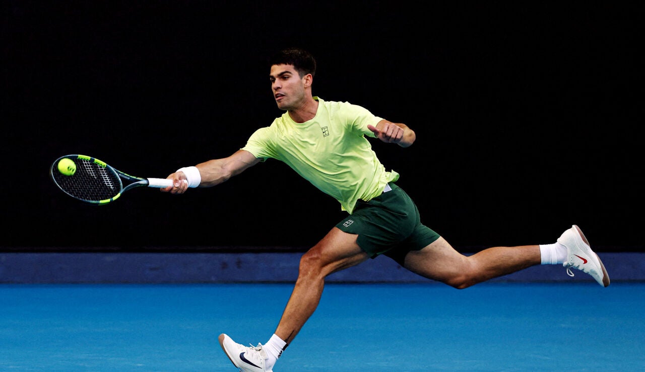 Carlos Alcaraz, en un entrenamiento previo al Open de Australia