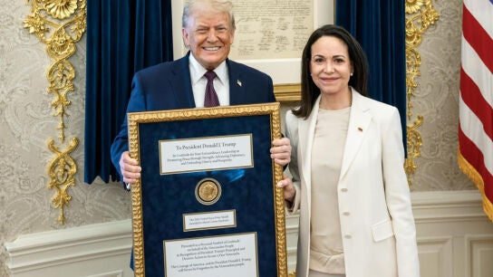 Maria Corina entrega la medalla del Nobel de la Paz a Donald Trump